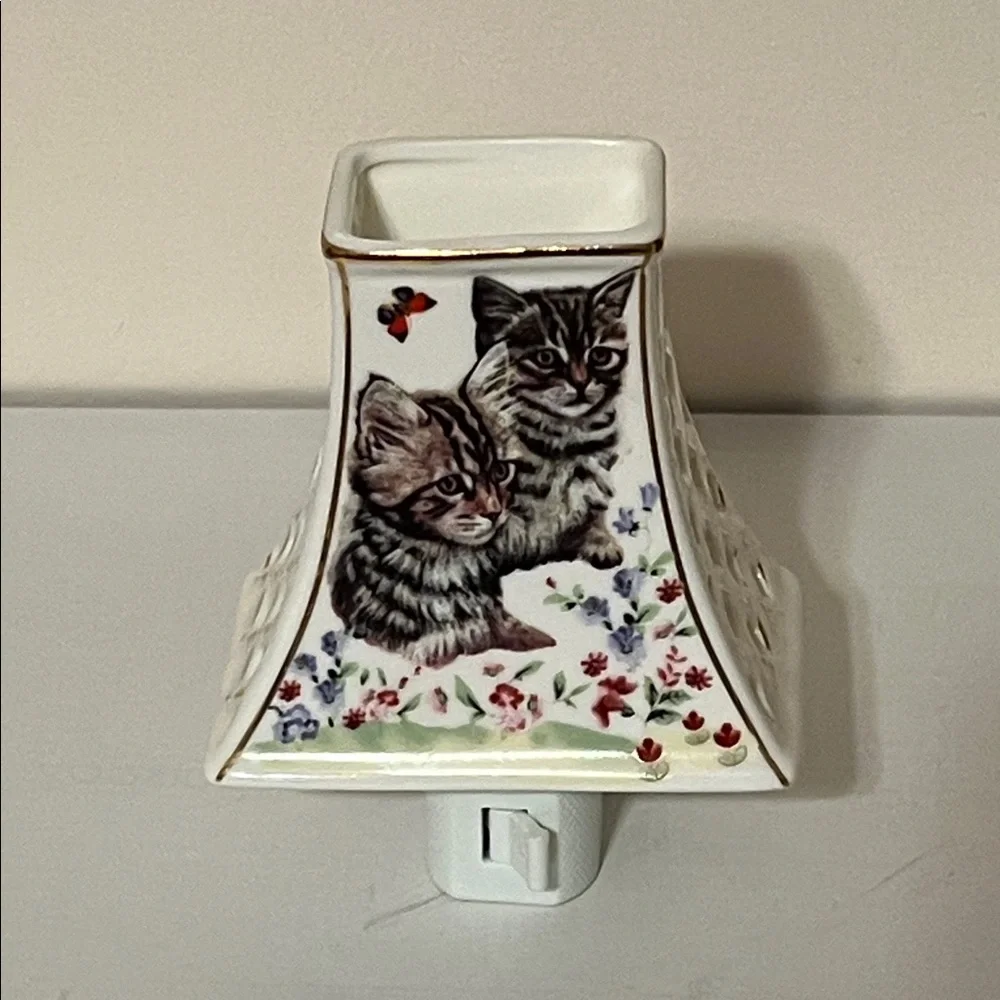 Adeline Porcelain Cat Night Light with Kittens, Butterflies 🦋 and Flowers 🌺 NWOT